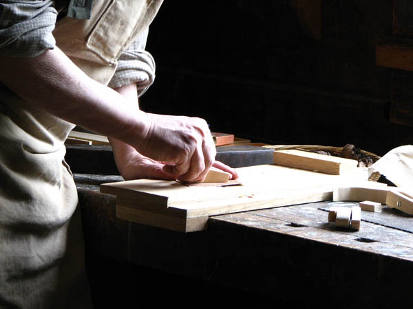 Nacemos de la influencia y formación  heredada en el sector de la <strong>carpintería de madera y ebanistería  en Aracena.</strong>
